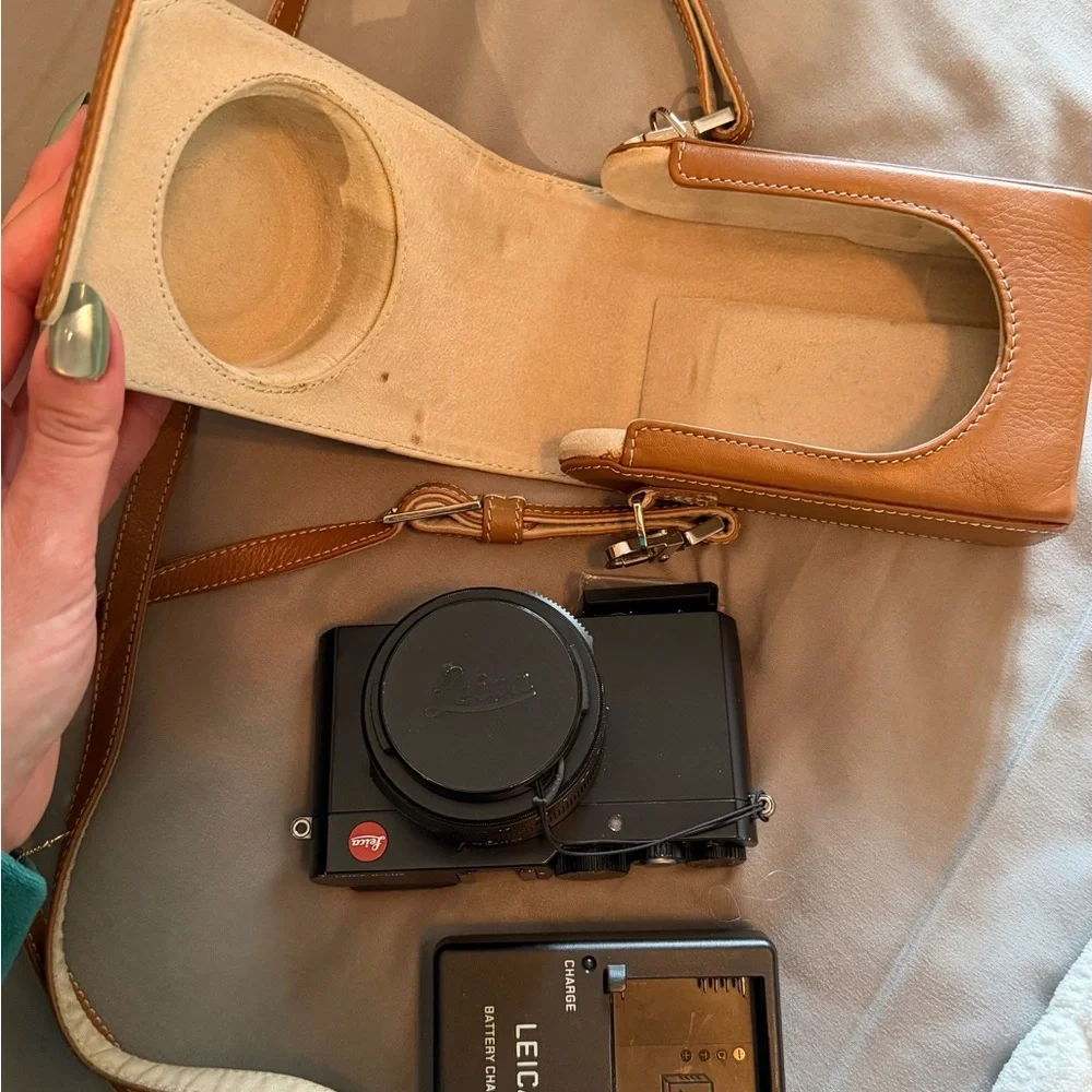 Leica D-Lux typ 109 with Brown Leather Case - Black/ Brown